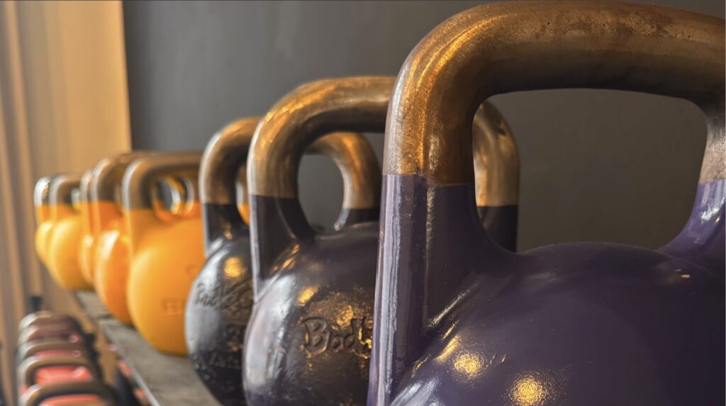 Online-Training mit Kettlebells von zuhause aus, aber professionell betreut durch einen Trainer
